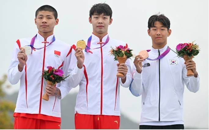 随着首日战报出炉，2026年春节档档期总票房（含预售）已达15.5亿。