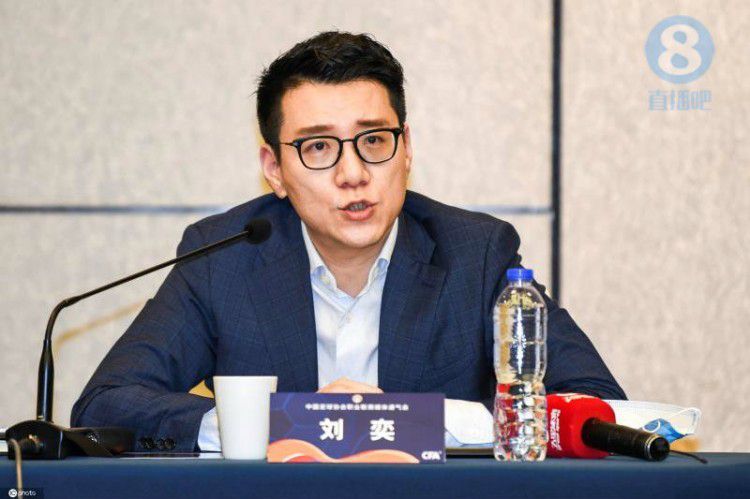 优雅，难得展现性感一面的李若彤，女人味十足。