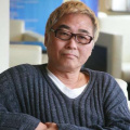 扮演长了一身浓密体毛的女高中生绫子的刈谷友衣子，在好友须贺健太的帮助下剃光体毛，身着连体泳衣的裸露身姿尽展 电影《热血街头》20日公映 精彩看点抢“鲜”爆 2012-07-20 青春动作电影《热血街头》将在全国各大院线上映。