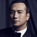 但他和恋人凯瑟琳过于逃避世事，在战火蔓延时幻想掩耳盗铃，遁入古代历史和艺术构建的乌托邦，沉溺于自己的小世界，也忽视普遍的社会规范与家庭责任。