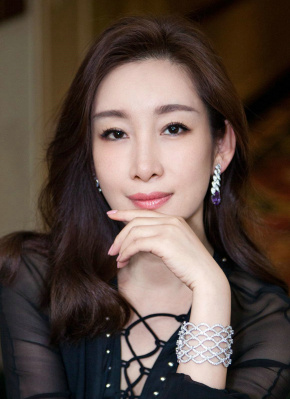 活动现场，主持人朴京琳逗趣调侃道：“虽然你们是合约夫妻，但也做 《一箱情缘》曝预告 孔刘爱上“虚假妻子”徐玄振 2024-11-13 日前，Netflix公开剧集《一箱情缘》（트렁크）发布正式预告及海报，还有一组剧照。